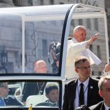 Mediji: Papa negativan na testu za korona virus 7
