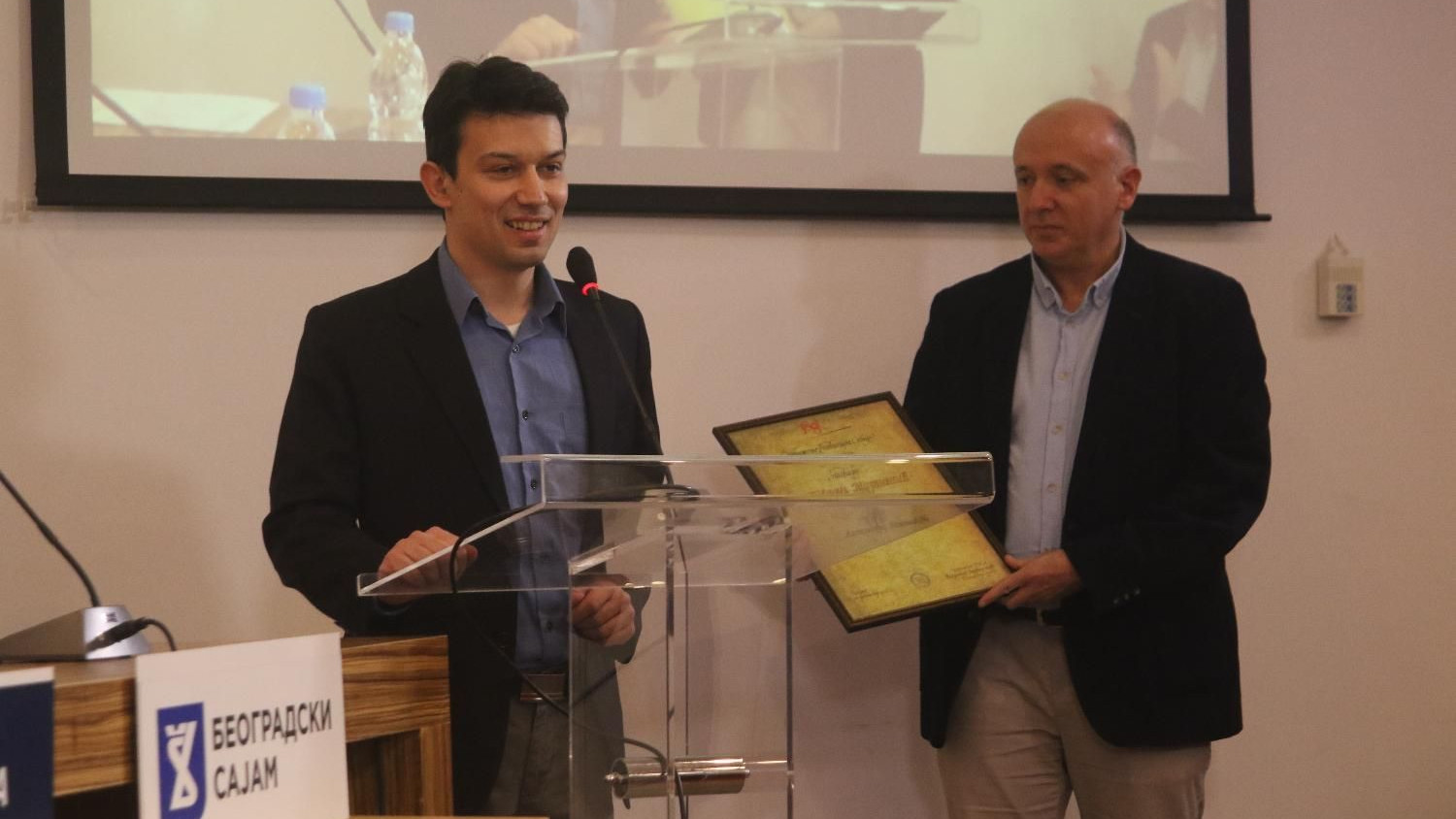 Uredniku Danasa Aleksandru Miloševiću uručena nagrada "Bogdan Tirnanić" (VIDEO) 1