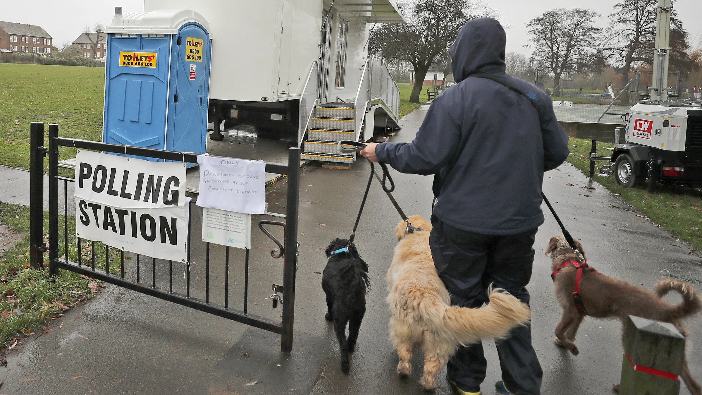 Britanci na glasanje doveli pse, mačke, konje, doneli morske prasiće (FOTO) 1
