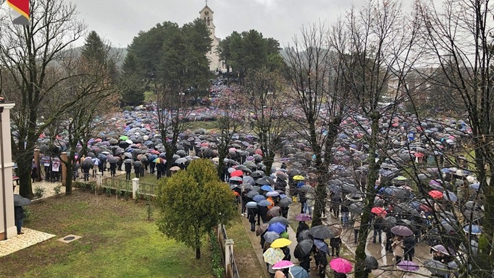 Na crkvenom skupu u Nikšiću protiv Zakona o slobodi veroispovesti 6.000 vernika 1