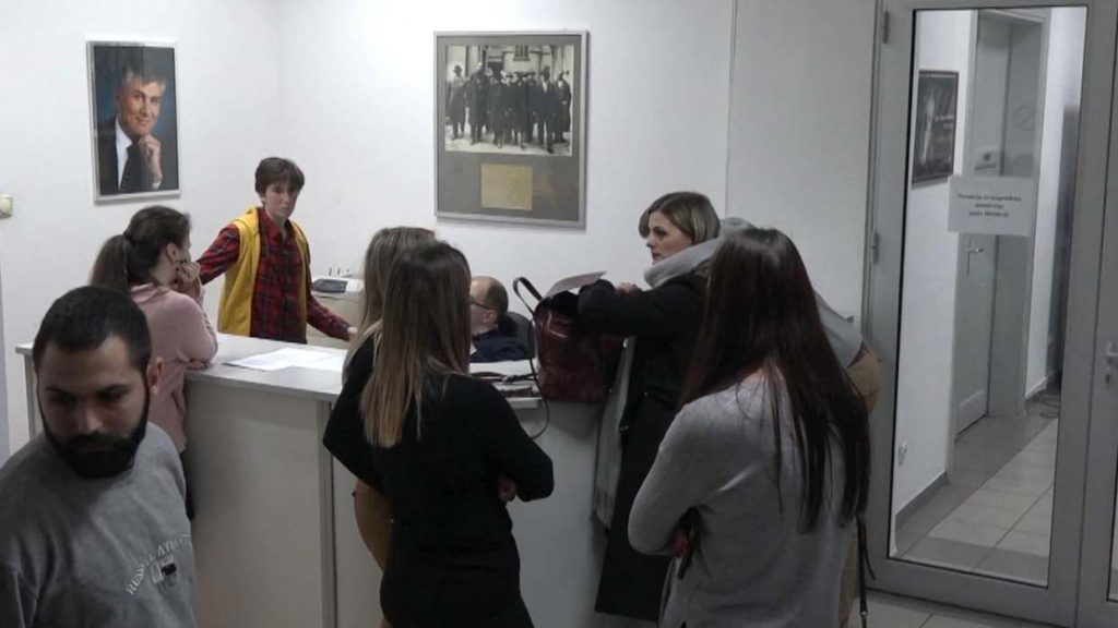 Omladinci DS su i dalje u prostorijama centrale stranke 1