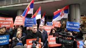 Boško Obradović sprejom ispisao ulaz u ambasadu Crne Gore i najavio protest u 18 časova 2