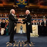 Švedski kralj uručio Handkeu Nobelovu nagradu 3