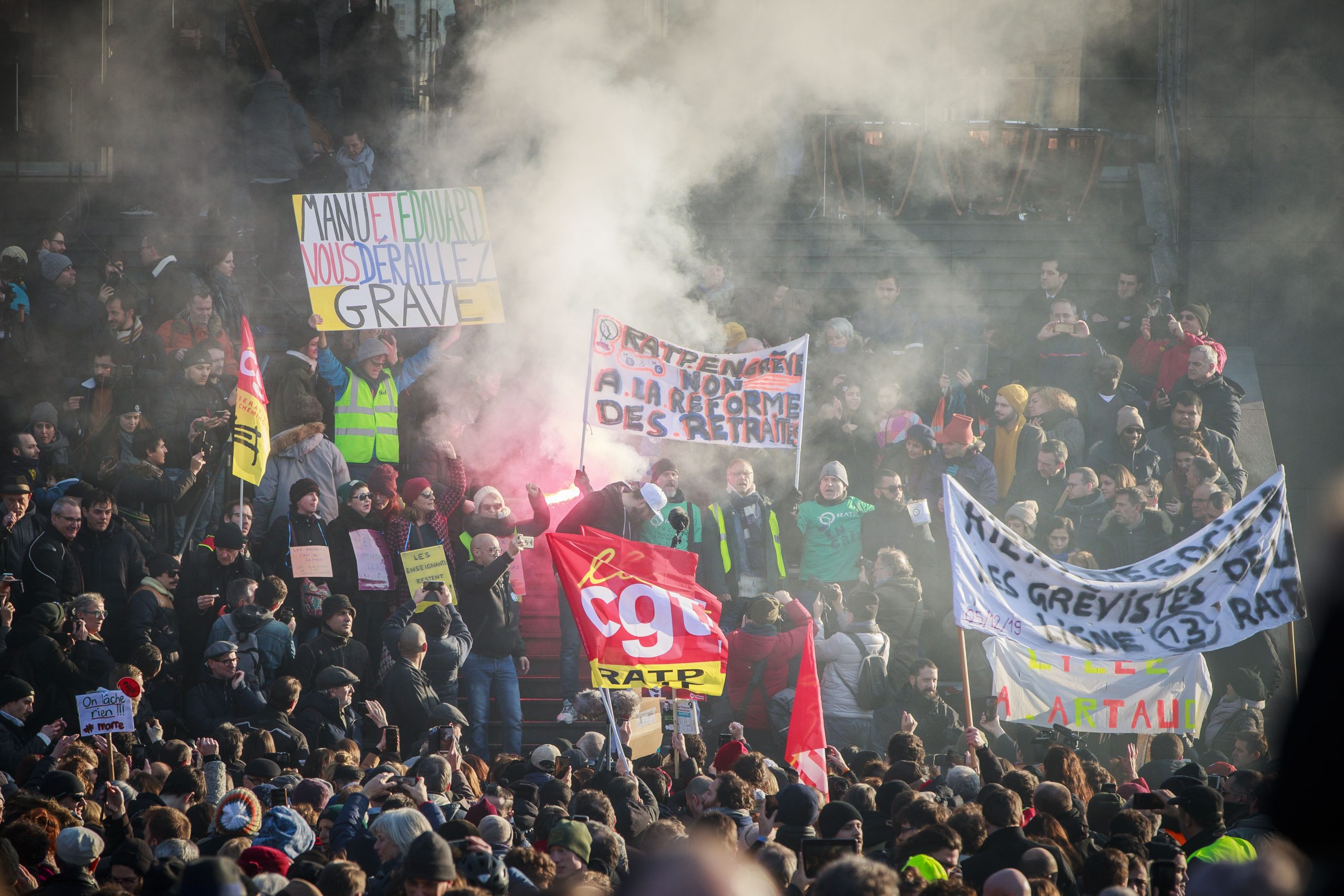 Makron branio penzionu reformu i pozvao na brz kompromis vlade i sindikata 1