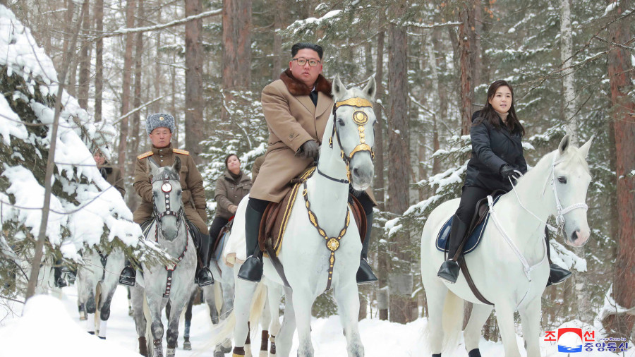 Kim na belom konju na vrhu svete planine, kao i uvek pred velike odluke 1