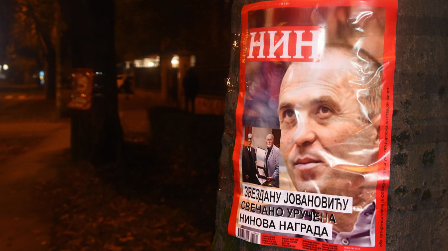 Demokratska omladina na portirnici MUP-a ostavila montirane plakate NIN-a 1