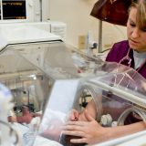 Anonimni donator Institutu za neonatologiju pokonio inkubator vredan 1,3 miliona dinara 5