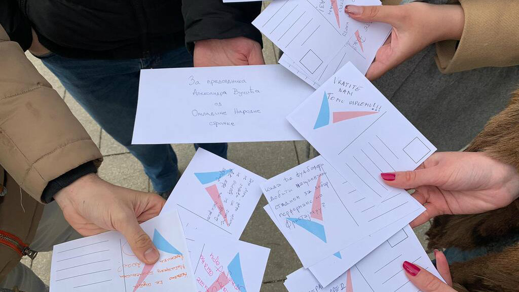 Omladina Narodne stanke Vučiću odnela novogodišnje čestitke 1