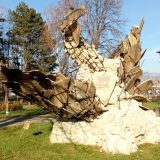 Pirot: Oštećena skulptura Jabučila, krilatog konja vojvode Momčila 5