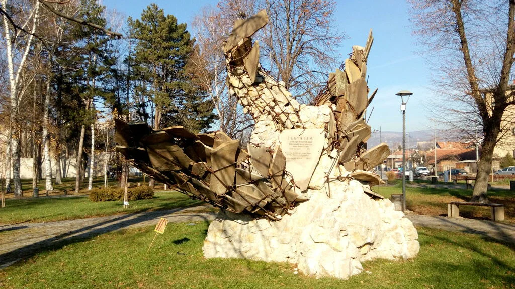 Pirot: Oštećena skulptura Jabučila, krilatog konja vojvode Momčila 1