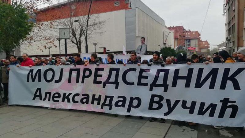 Hiljadu članova SNS u Vranju protestovalo zbog crtanja mete na liku Vučića 1