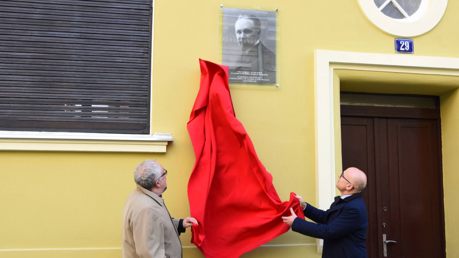 Otkrivena spomen-ploča Slobodanu Jovanoviću na rodnoj kući u Novom Sadu 1