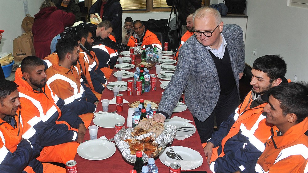 Vesić obišao radnike "Čistoće" koji će čistiti Beograd posle dočeka 1