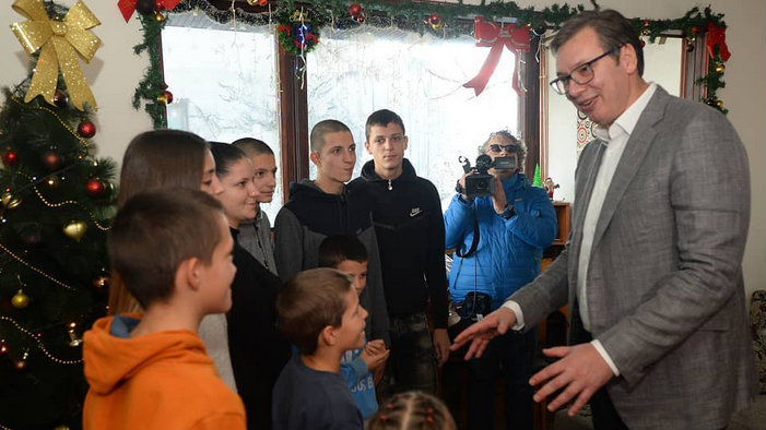 Vučić u Laćarku obišao porodicu sa devetoro dece i podelio paketiće 1