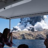 Najmanje pet ljudi je poginulo, osmoro se vodi kao nestalo, u erupciji vulkana Vakari 4
