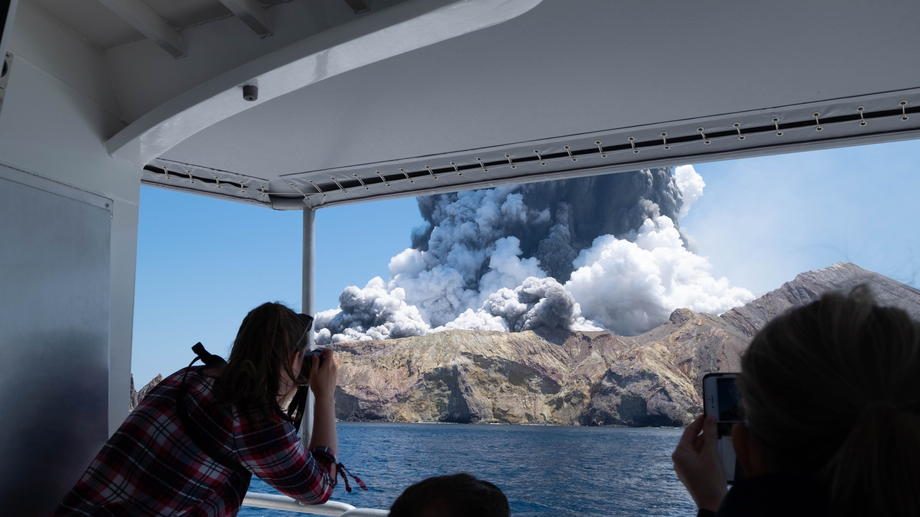 Najmanje pet ljudi je poginulo, osmoro se vodi kao nestalo, u erupciji vulkana Vakari 1