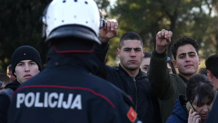 Blokade puteva i sukobi u Crnoj Gori, četiri policajca povređena 1
