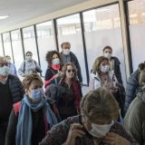 Ministar zbog korona virusa pozvao Francuze da se ne ljube 5