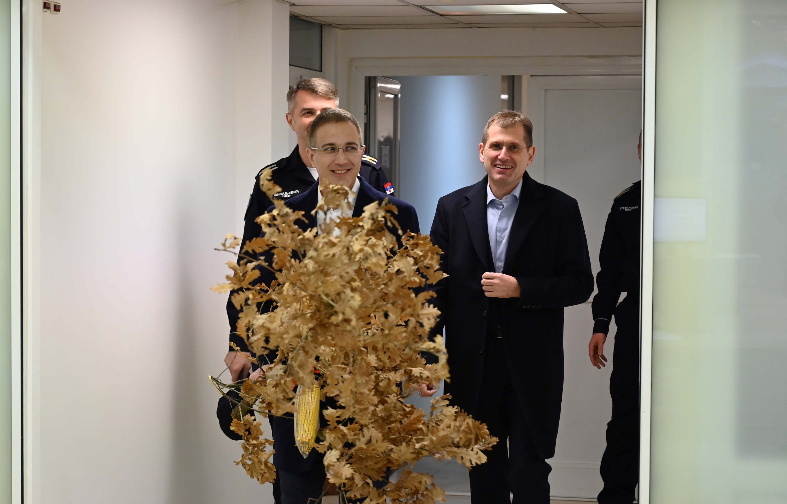 Strefanović uneo badnjak u Komandno-operativni centar policije 1