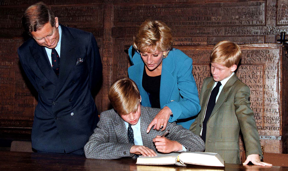 Prins Hari gleda kako njegov brat potpisuje pristupnicu na koledž Iton 1995. godine - poći će njegovim stopama, upisavši se u istu školu tri godine kasnije