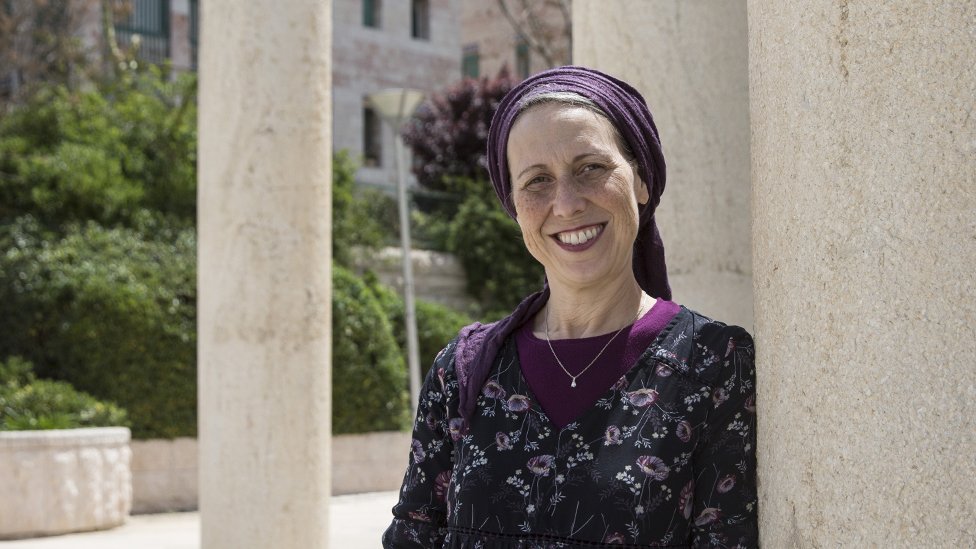 Doktorka Naomi Marmon Grumet je osnivačica Edenovog centra u Jerusalimu, dobrotvorne organizacije koja obučava poslužiteljke u mikve da postanu svesne raka dojke