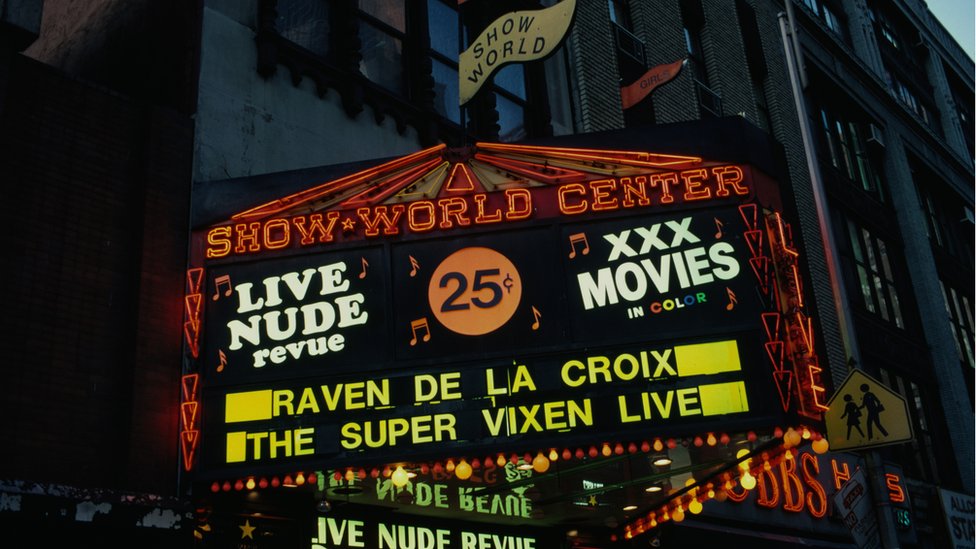 Neonska reklama sa šou u Vorld Centru u Njujorku