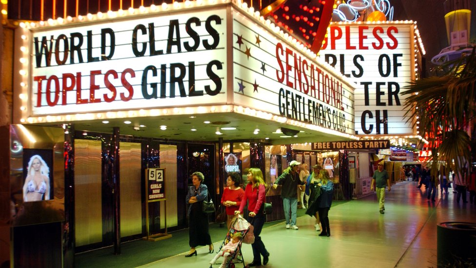 Slike iz 1990-ih na kojoj se vidi glas "Golišave devojke svetske klase" ulica Frimont