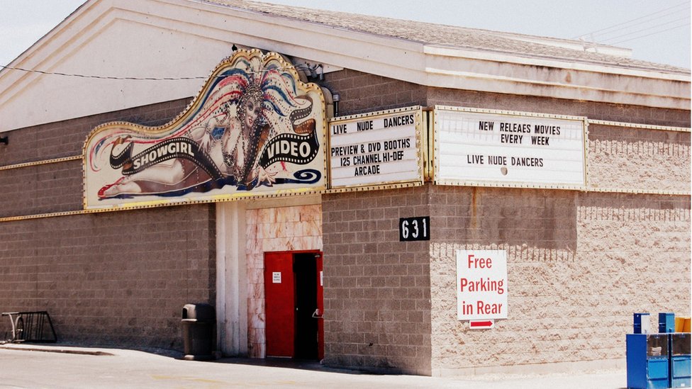 Tabla za &Scaron;ougrl video je u kasnijim godinama retu&scaron;irana tako da devojka liči na Trežur