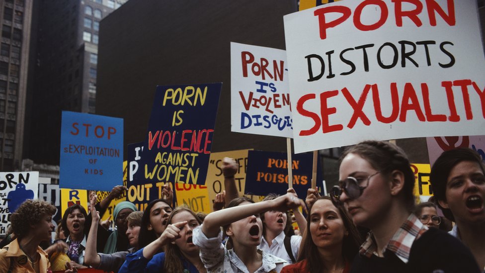 Aktivistkinje udruženja "Žene protiv pornografije" (Women Against Pornography - WAP) održavaju protest 1979. godine protiv mesta za odrasle na Tajms Skveru.