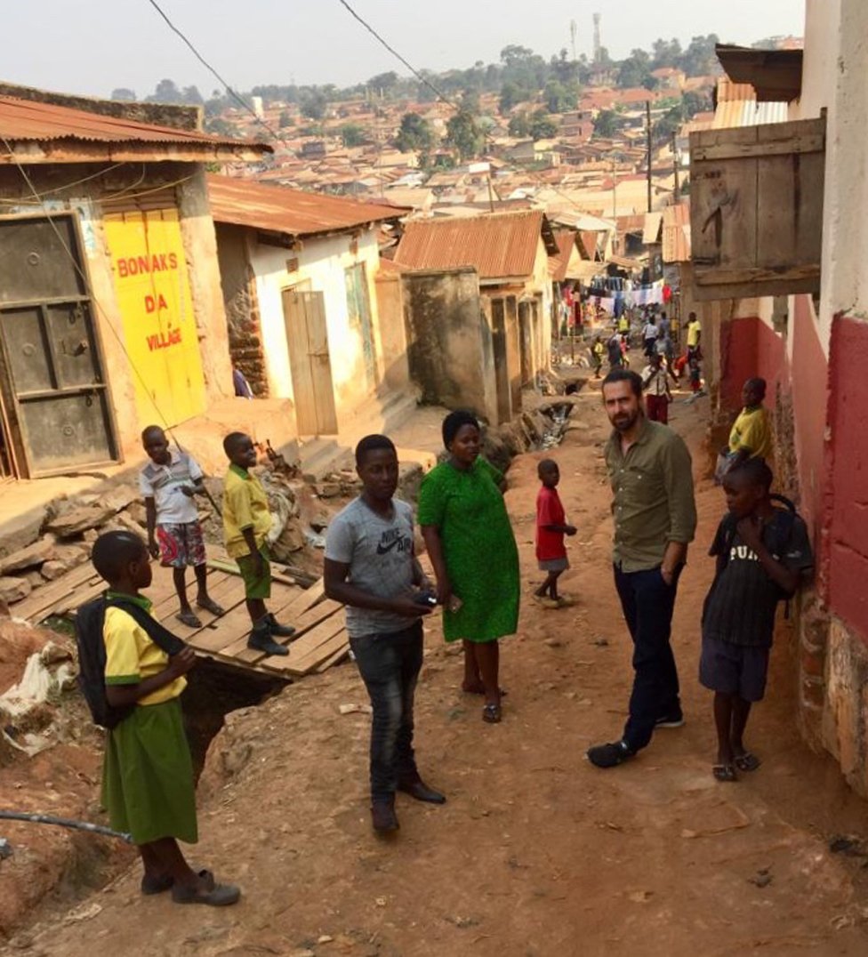 Danijel, Prudens i Džejmi sa decom u siromašnom kraju Kampale gde Prudens radi kao medicinska sestra