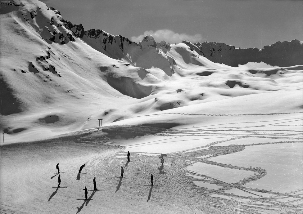 Drugi svetski rat, nacisti i heroj: „Mračni sati istorije" i doktor koji je spasio jevrejsku devojčicu 9 Skiers at a mountain pass, after the war (1952)
