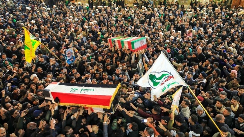 Iran i napad na američke trupe: Nema žrtava, Iran se povlači, ocenio Tramp 4 People mourn next to the coffins of slain Abu Mahdi al-Muhandis and Qassem Soleimani during a funeral procession in Najaf, Iraq, 04 January 2020