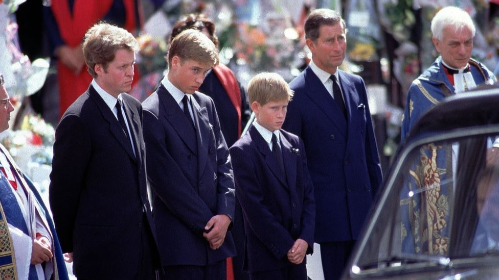 Hari i Megan: Princ od žurki koji je sam sebi utirao put 5 L-R Earl Spencer Charles, Prince William, Prince Harry and Prince Charles stand alongside the hearse containing the coffin of Diana after the funeral service at Westminster Abbey