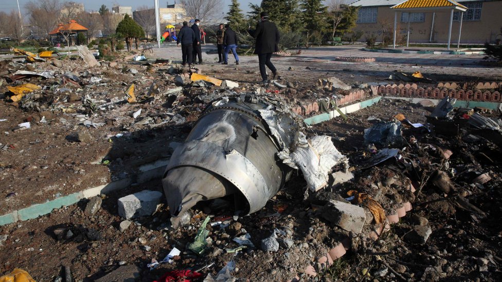 „Iran greškom oborio ukrajinski avion", tvrde američki mediji 1 Rescue teams work amid wreckage after a Ukrainian plane crashed in Tehran on 8 January, 2020.