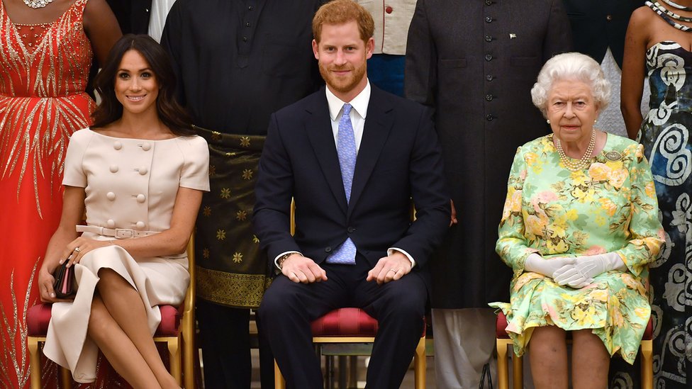 Hari i Megan: Kraljica podržava vojvodu i vojvotkinju od Saseksa 1 Meghan, Duchess of Sussex, Britain's Prince Harry, Duke of Sussex and Britain's Queen Elizabeth II pose for a picture during the Queen's Young Leaders Awards Ceremony on June 26, 2018
