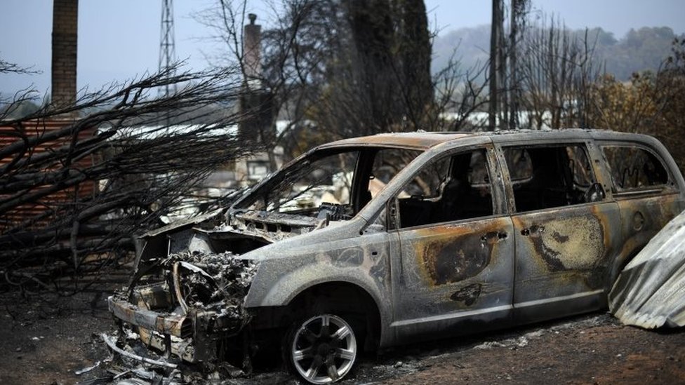 Požari u Australiji: Aboridžani kažu da „rastinje mora da gori“ 4 A burnt-out car from a bushfire in New South Wales