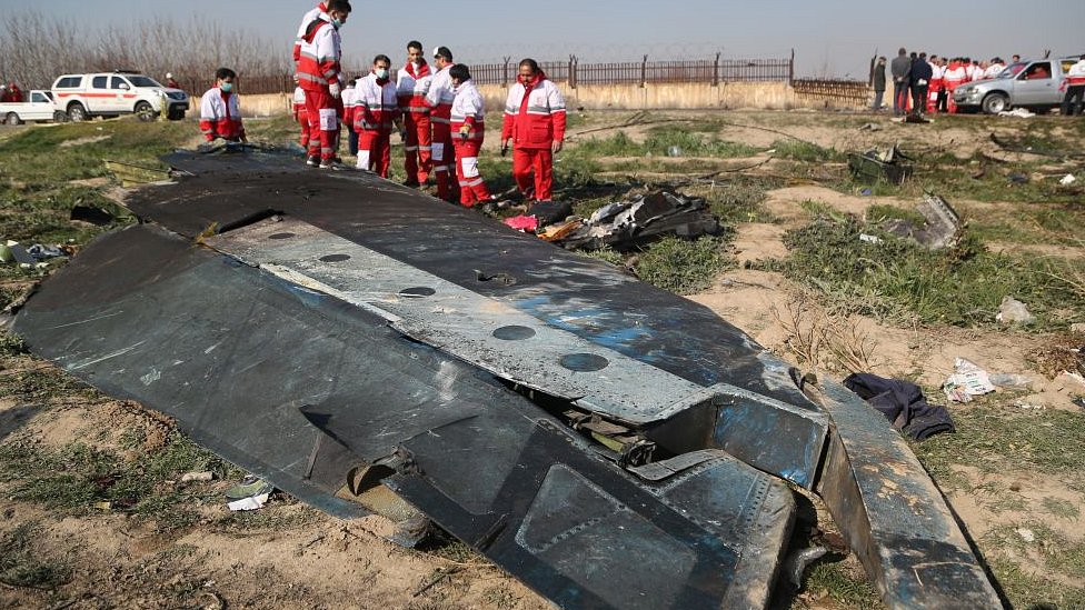 Iran i avionska nesreća: Ukrajinski avion greškom oboren, priznala iranska vojska 1 Search and rescue teams comb the wreckage of a Boeing 737 that crashed near Imam Khomeini Airport in Iran just after takeoff on January 08, 2020