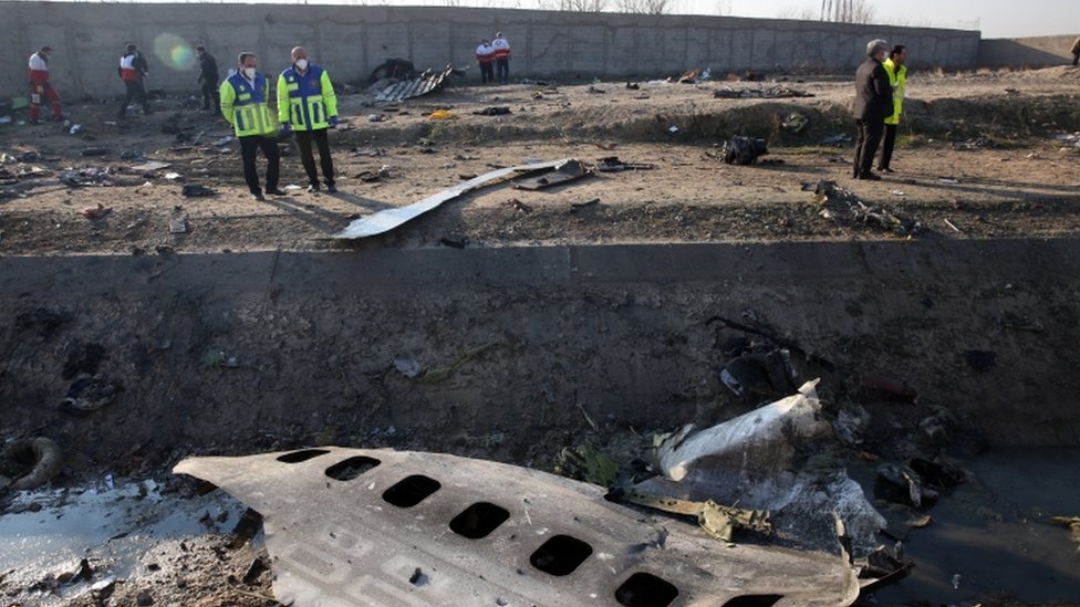 Iran i avionska nesreća: Ukrajinski avion greškom oboren, priznala iranska vojska 2 Search and rescue teams comb the wreckage of a Boeing 737 that crashed near Imam Khomeini Airport