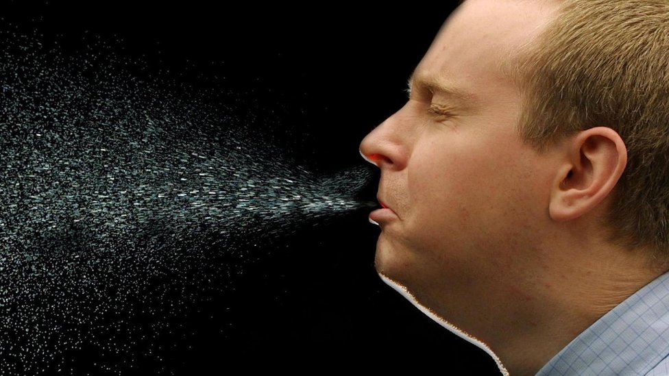 Virus, zdravlje i posao: Da li je u redu uzeti bolovanje kad ste prehlađeni 3 kijanje muškarac