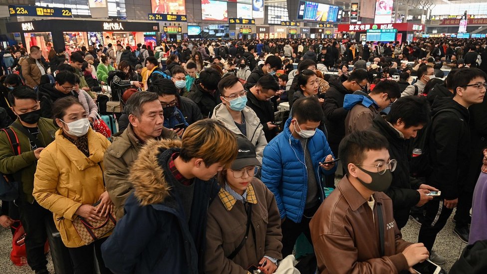 Virus i Kina: „Misteriozni“ korona virus - šta znamo do sada 4 People wait to board trains at Hongqiao Railway Station in Shanghai on January 20, 2020, ahead of the Lunar New Year