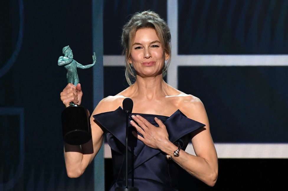 U fotografijama: Sezona crvenih tepiha se zahuktava - nagrade Udruženja filmskih glumaca Amerike 11 Rene Zelveger