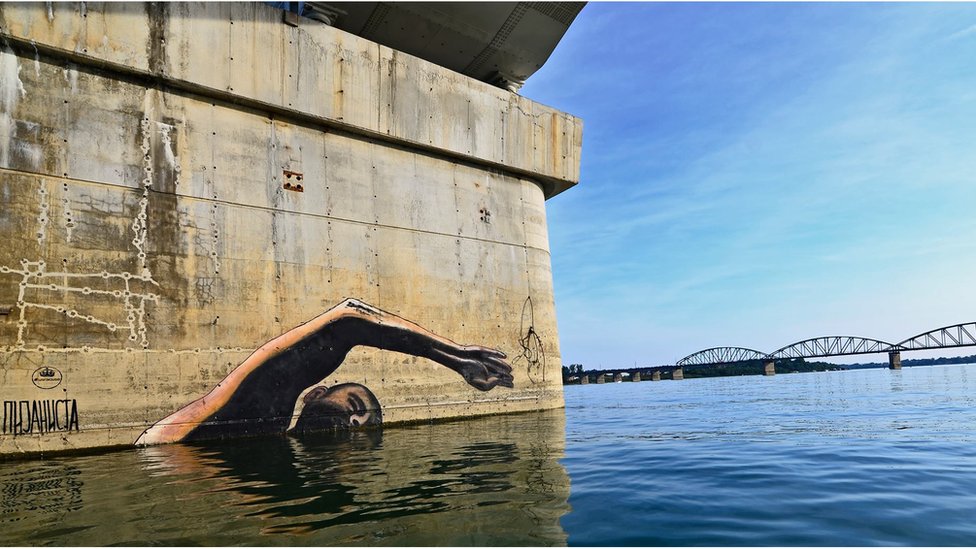 Plivam uzvodno za kulturu i umetnost, crtež ispod Ostružničkog mosta