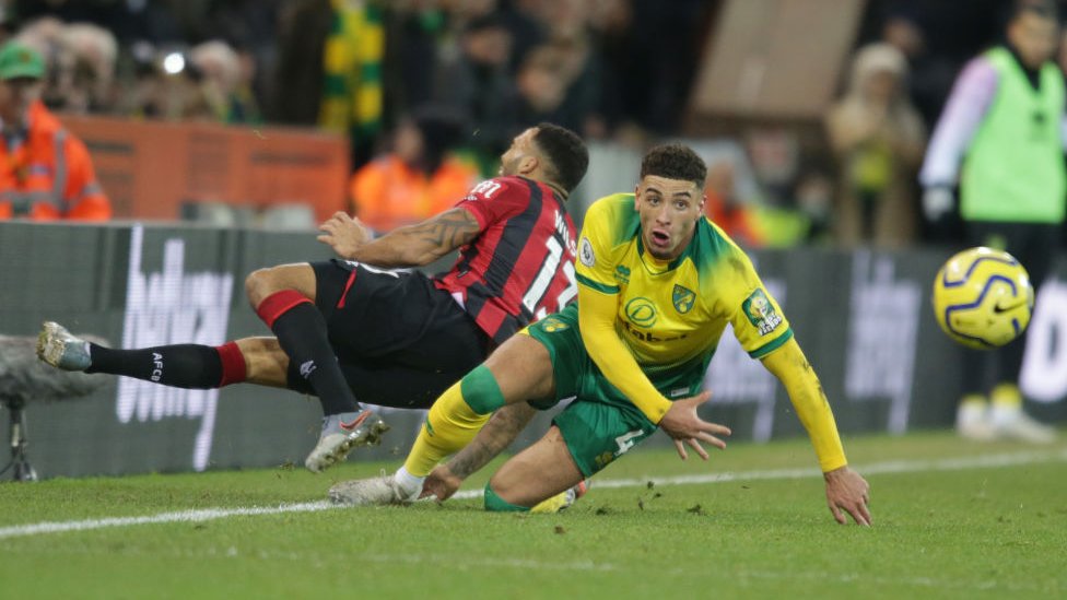 Priče o fudbalu na radnom mestu „izostavljaju žene - ograničite ih" 3 Ben Godfrey of Norwich City is sent off following this tackle on Callum Wilson of Bournemouth