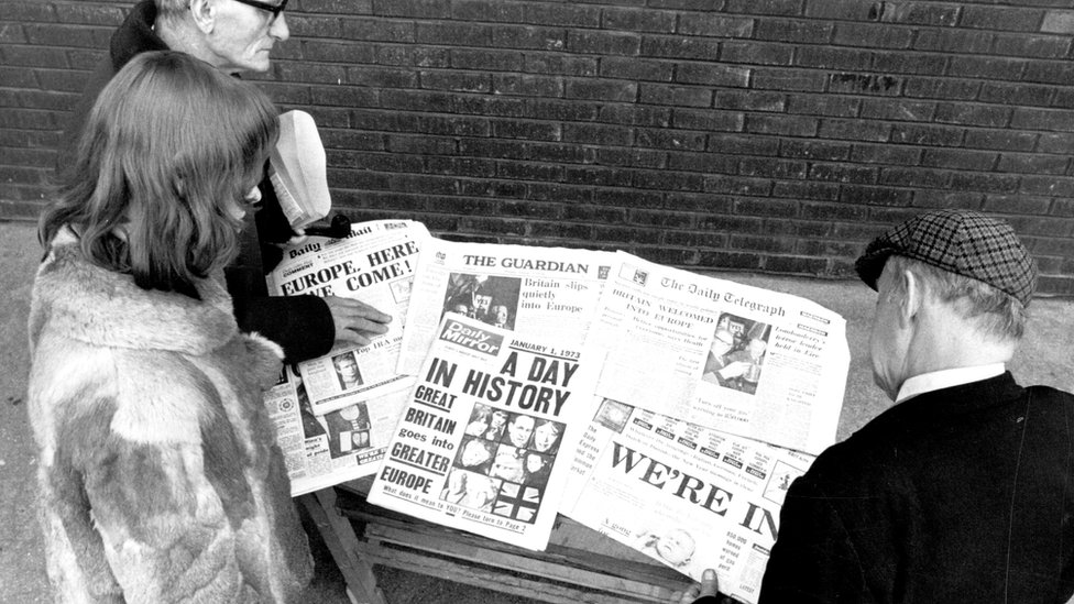 Ljudi čitaju novine