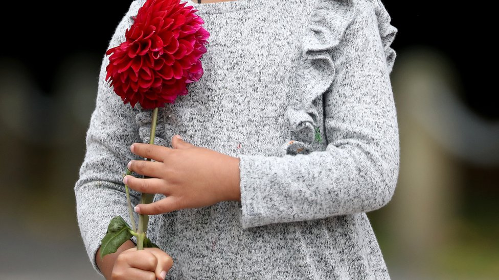 devojčica sa cvetom