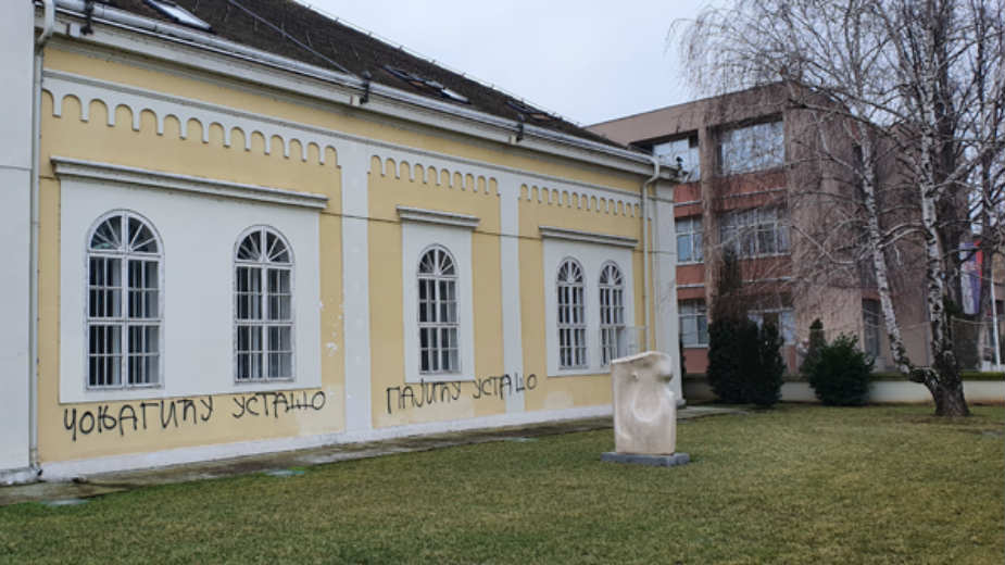 Uvredljivi grafiti na znamenitim šabačkim zgradama 1