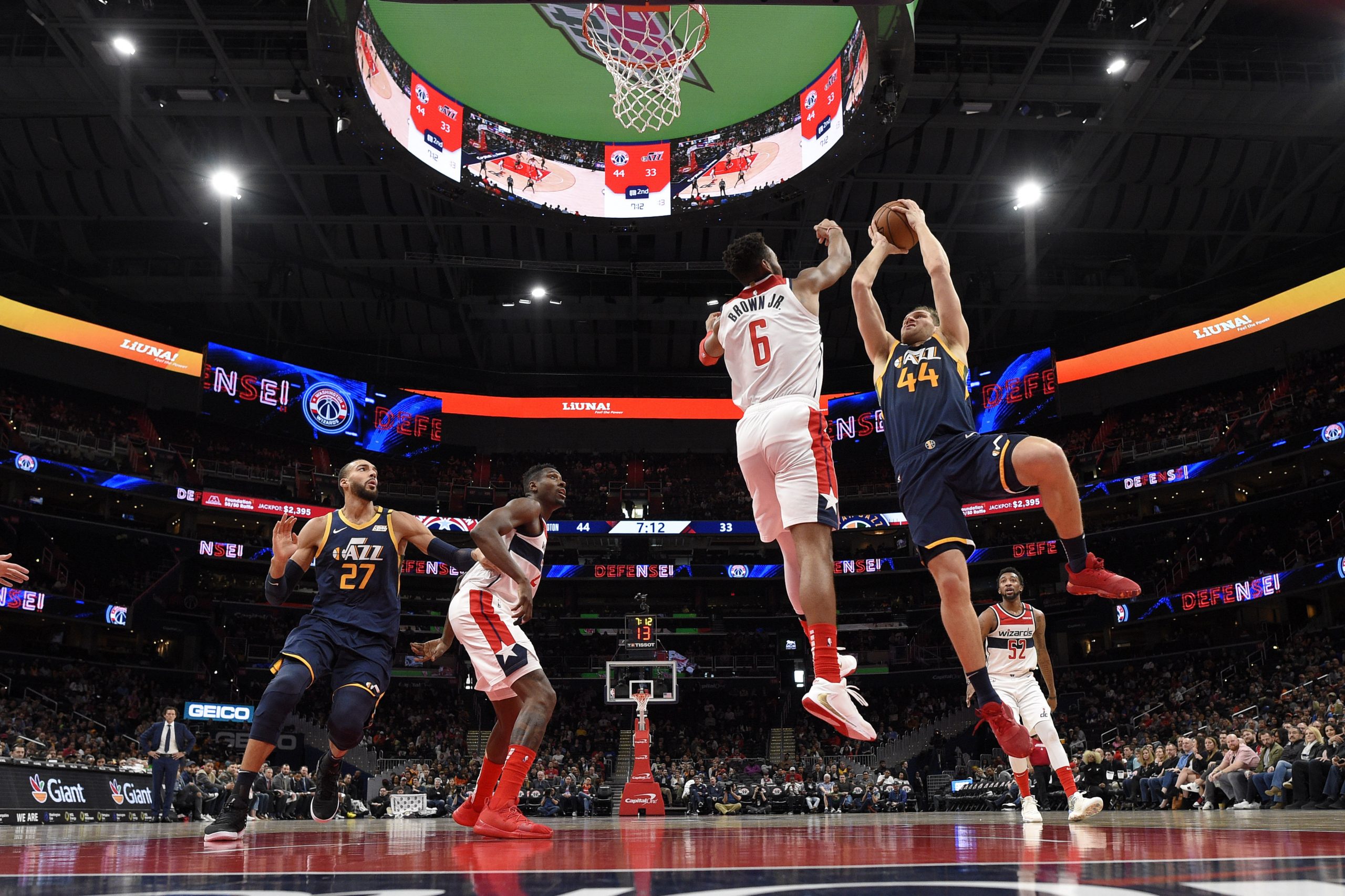 Denver bolji od Klipersa, 20 poena i 15 skokova Jokića 1