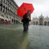 Zbog visoke plime Venecija prvi put podigla mehaničke barijere 7