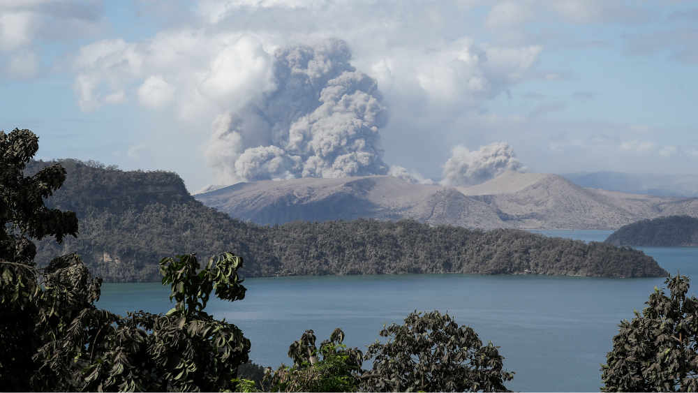 U Indoneziji erupcija vulkana Anak Krakatoa, oblak pepela visok 3.000 metara 1
