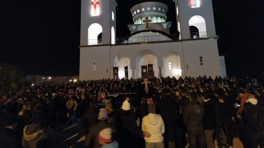 Ko je uključen u organizovanje skupova podrške u Srbiji protestantima u Crnoj Gori? 1